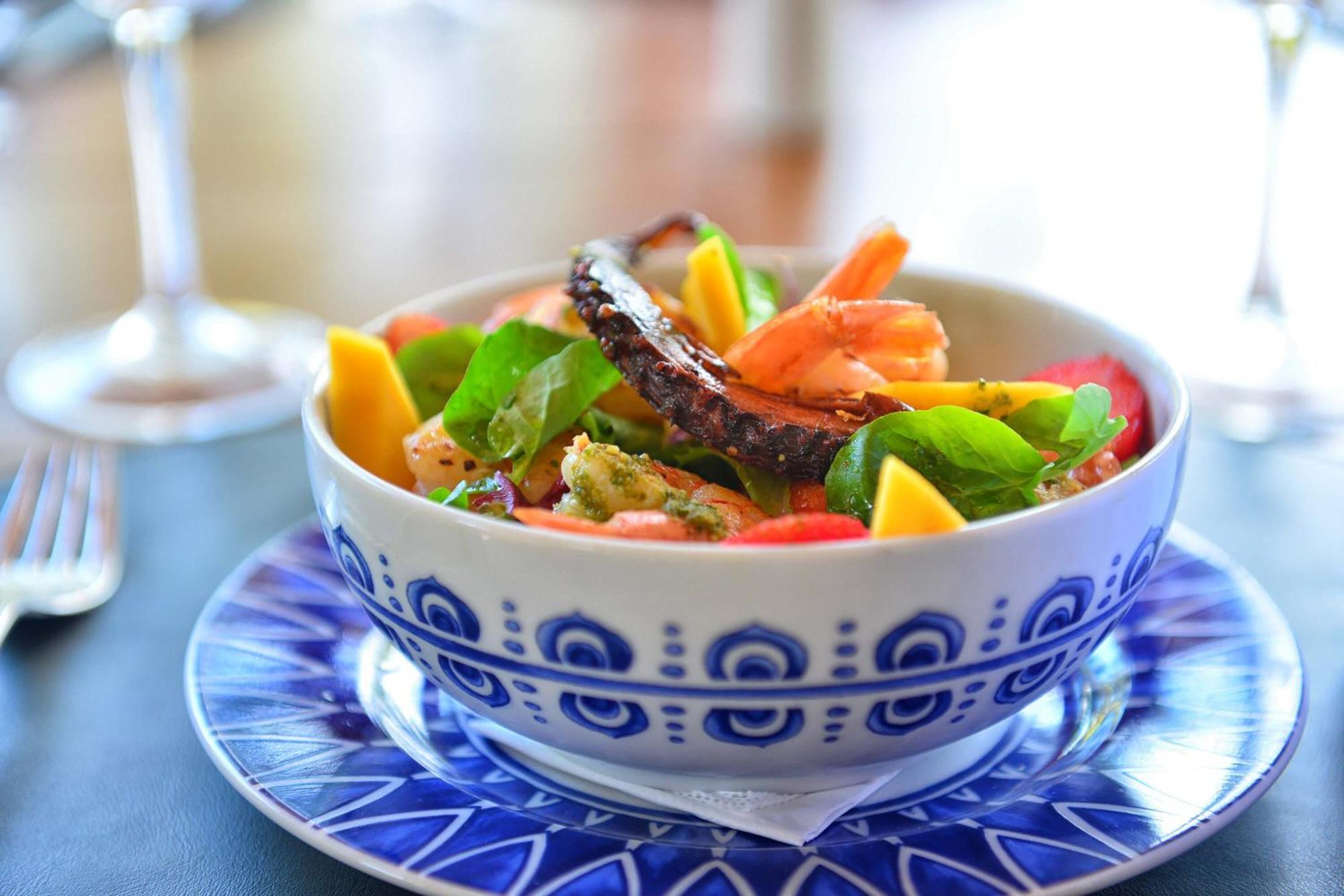 Hotel Deville Prime Salvador Exteriér fotografie A salad with mango