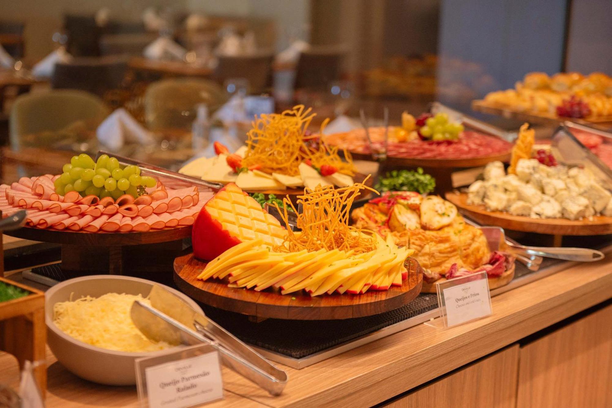 Hotel Deville Prime Salvador Exteriér fotografie A cheese platter