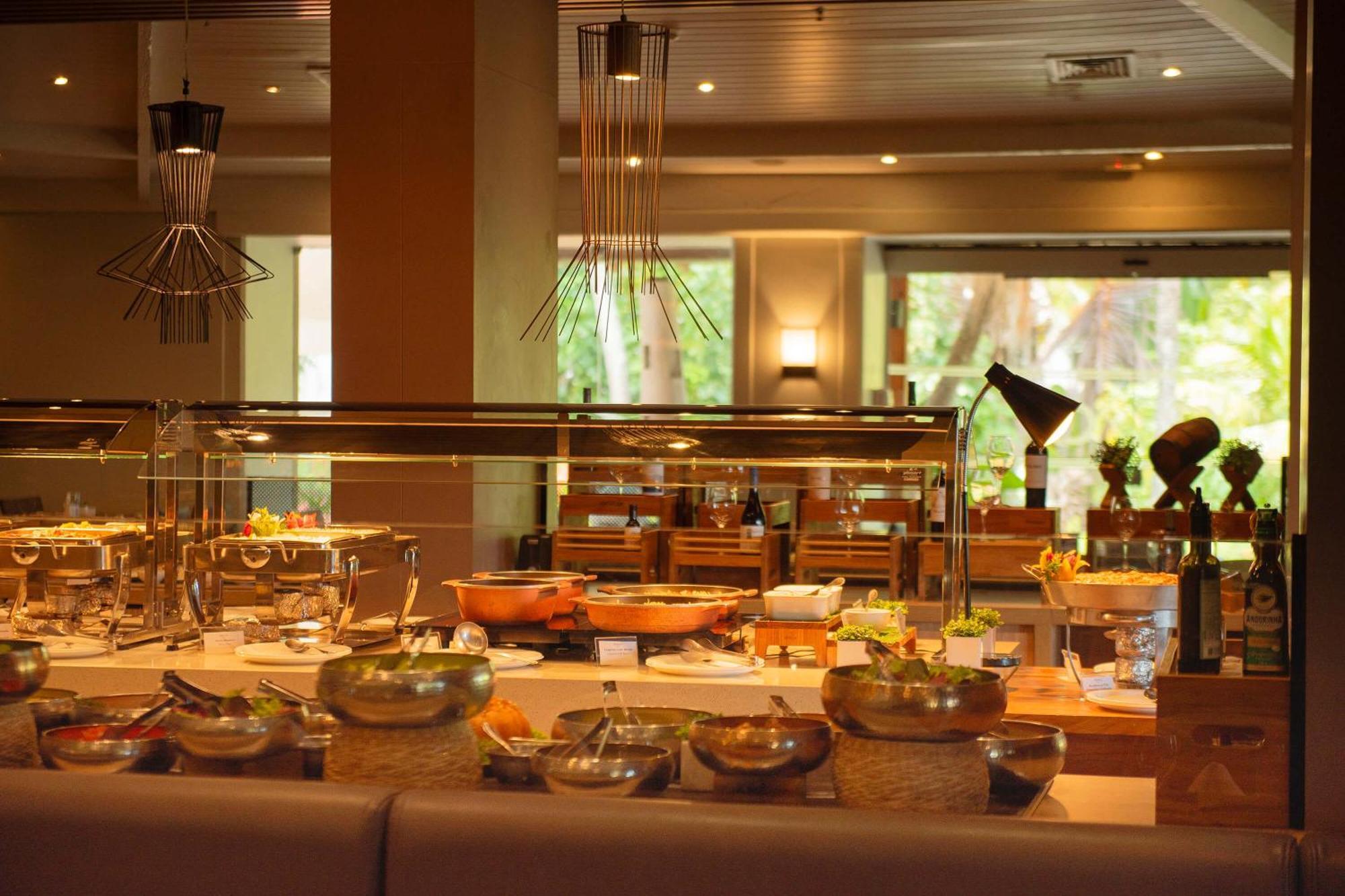 Hotel Deville Prime Salvador Exteriér fotografie A buffet at a restaurant